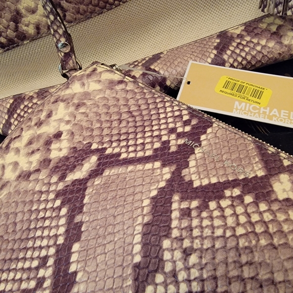 Michael Korrs purse with cosmetic bag and cover - Picture 7 of 7